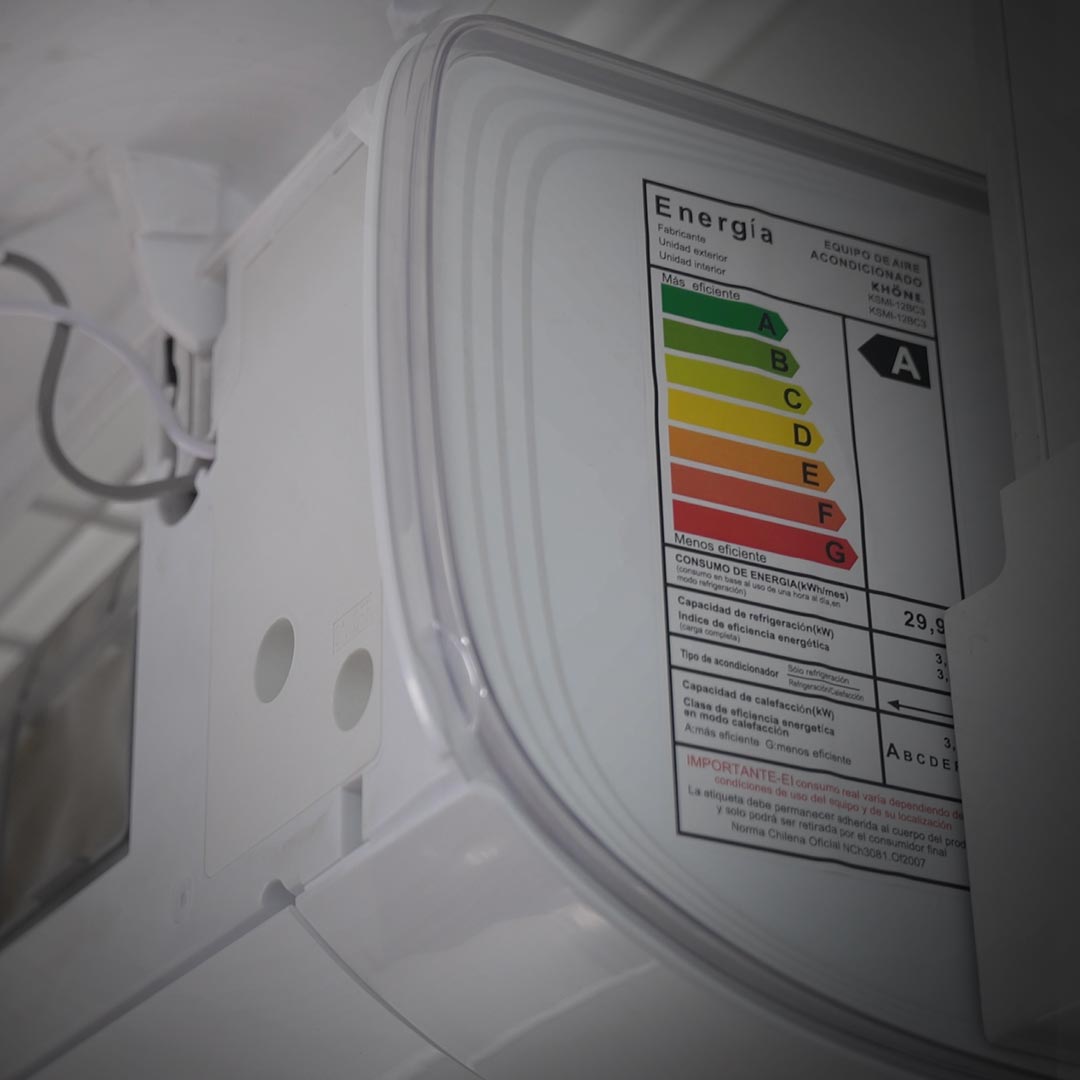 Spanish energy efficiency label on appliance; pointer shows class A on color scale from green (A) to red (G), most to least efficient.